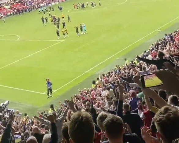 Die Fans von Arsenal in Liebe zu Jaka, ihre Nachspielaktion spricht viel