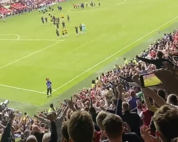Die Fans von Arsenal in Liebe zu Jaka, ihre Nachspielaktion spricht viel