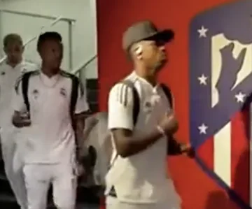 Kameras erfassen die interessante Geste von Winnicius vor dem Spiel gegen Atletico Madrid