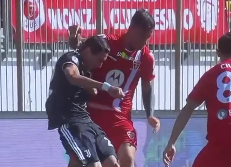 Video published when Di Maria hits the opponent with the elbow and is punished with red