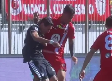 Video veröffentlicht, wenn Di Maria den Gegner mit dem Ellenbogen trifft und mit rot bestraft wird