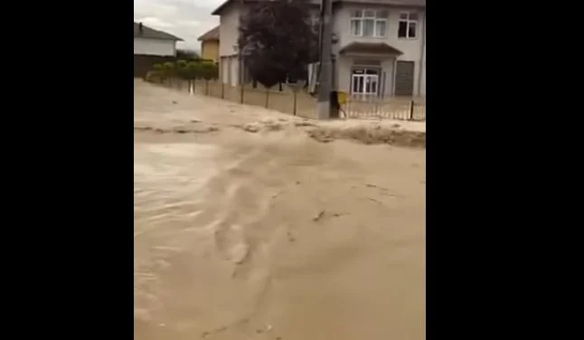 Some of the villages of Rahovez water up their heads, the images show their plight (Video)