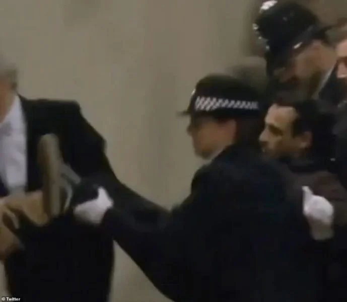 Incident during hosts to the queen, a person hurries toward the coffin, arrested