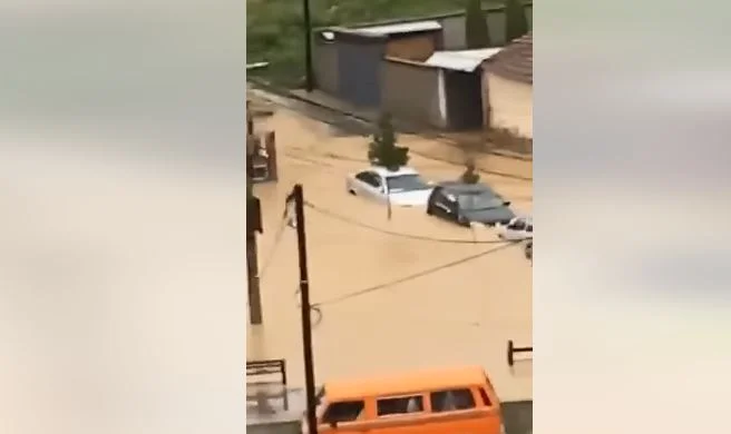 Even Gjakova does not escape heavy flooding, cars sink (Video)