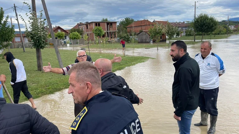 Le ministre Elbert Krasniqi visite Rahovecin et Gjakova après les inondations