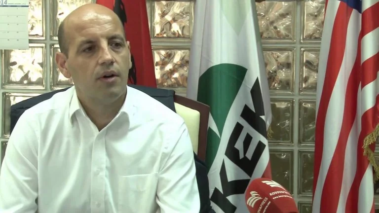 Knees: Demasiado tarde para Kosovo, el gobierno albanés para ayudarse mutuamente