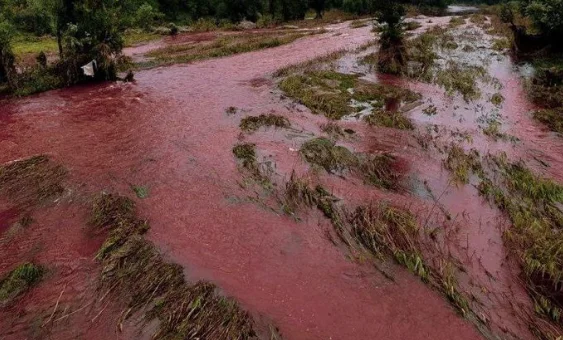 Étrange: La rivière ukrainienne devient rouge après les attaques russes