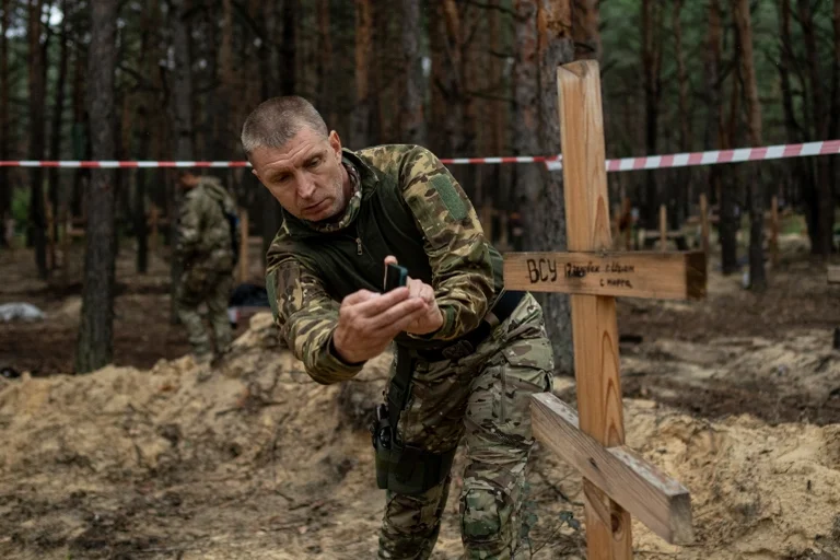 Zelensky pubblica immagini pesanti di tombe di massa in Izyum