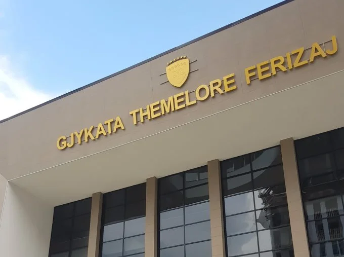 Gjykata vendos për gruan që plagosi burrin e saj në Ferizaj