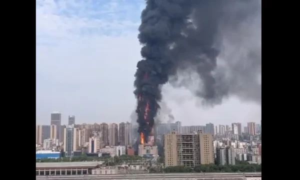 Scary view, Chinese skyscraper is involved in fire