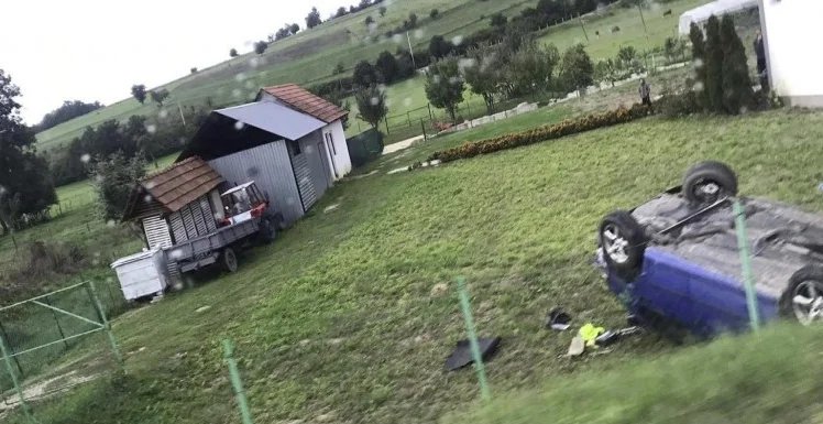 Schwere Verkehrsunfall in Skenderaj: Auto endet in einem Hinterhof