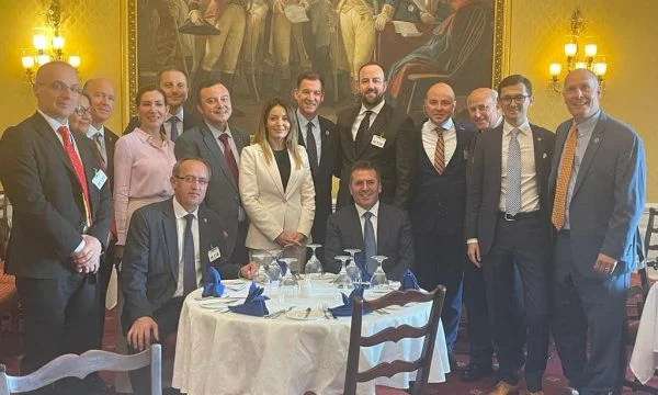 Hoti on his visit to the United States, viewed by members of Congress