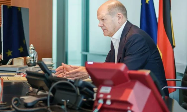 Agente 007: Il telefono speciale Scholz parlava con Putin