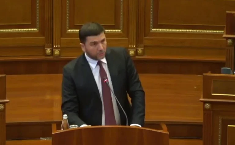 Krasniqi: Kjo qeveri është akomoduar në kolltuqet e pushtetit dhe ka humbur ndjenjat ndaj problemeve të qytetarëve