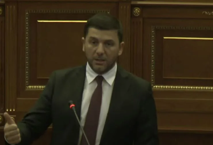 Krasniqi-Kurt: Avec qui avec la réplique avec ce tuc, ce n'est pas environ 100 euros, c'est à propos de la dignité première.