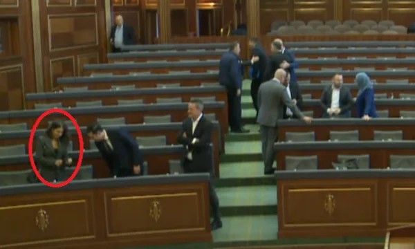 Doarsa Kica sits in first row towards LDK in the Assembly, hand-to-hands VV deputies