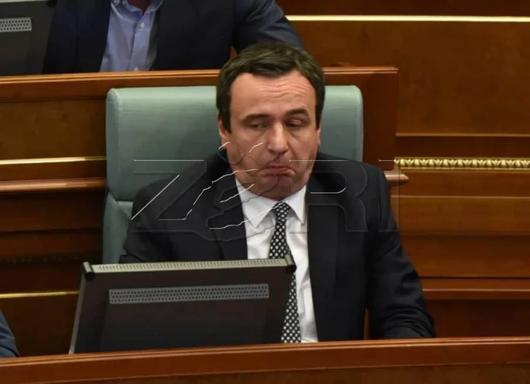Kurt's reactions to 3 photos when criticised by opposition in Parliament