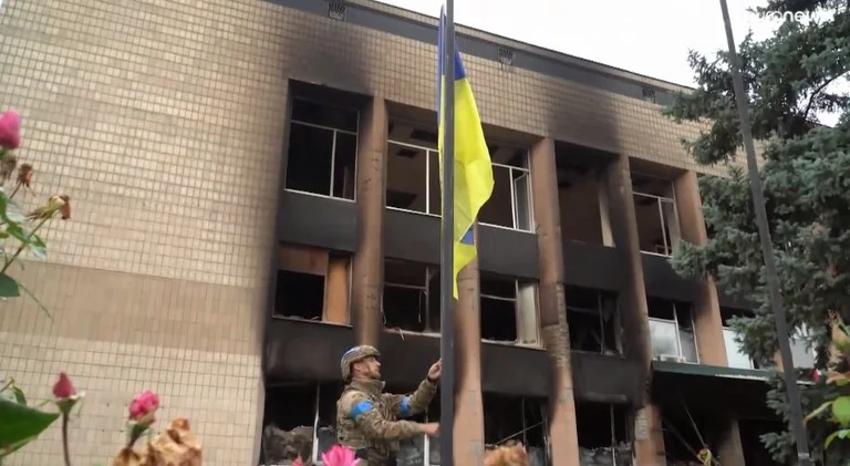 Bandiera ucraina a Izzyum, Zelensky partecipa alla città liberata