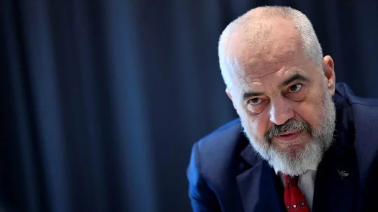 Pensioni in su, salario minimo in Albania
