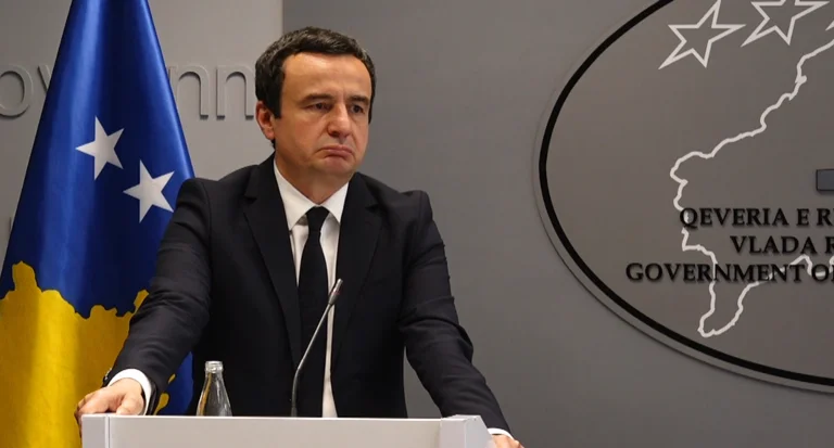 Was in Albanien und Kosovo geschieht: Kurt bezieht sich auf die drei Themen, die er gestern mit Eddie Rama in der Arbeit besprochen hat
