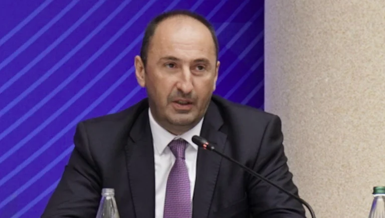 Libron Aliu driial: Si occupa del Jasharan Nighman attraverso le frasi di Kurt