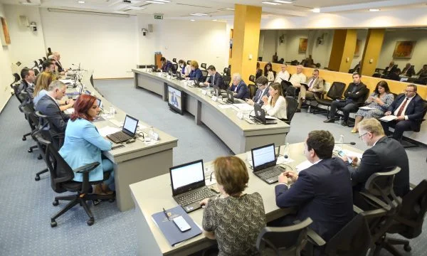 Kurt llama a los ministros, una reunión del gobierno tiene lugar a las 10:00.