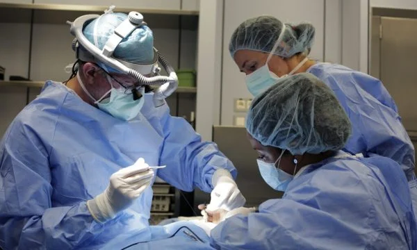 Electricity was cut off, the doctor uses car battery to perform the operation