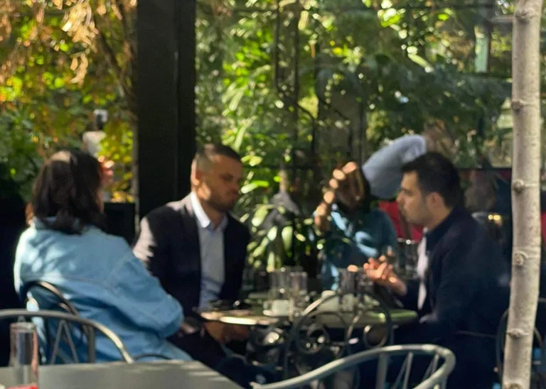 El portavoz de Kurt en el café de trabajo con dos miembros de la Junta RTK