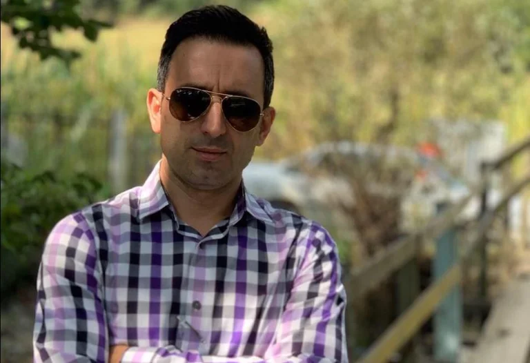 Basha muestra su versión de 1 en Biología
