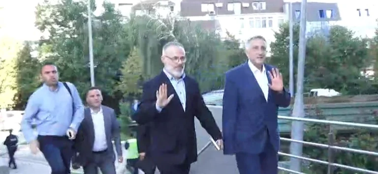 Pummer Jasharai und Freunde kommen in die Regierung, um Kurt zu treffen