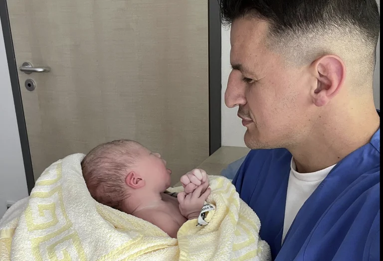 Robin Krasniqi se convierte en padre por primera vez