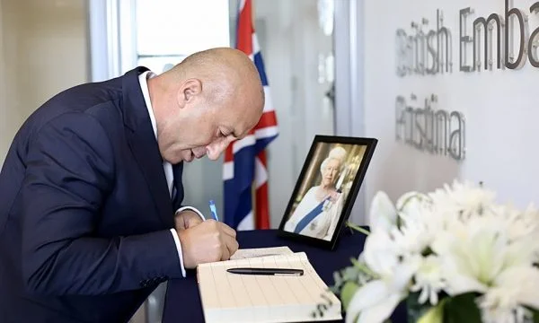 Haradinaj an der britischen Botschaft in Pristina: Honor für Königin Elizabeth II