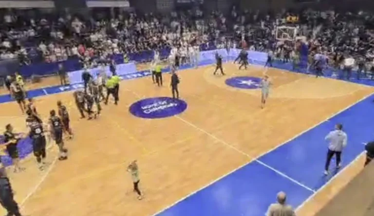 Il basket kosovaro avanti: i tifosi attaccano i giocatori di basket Peja poco prima della fine della partita