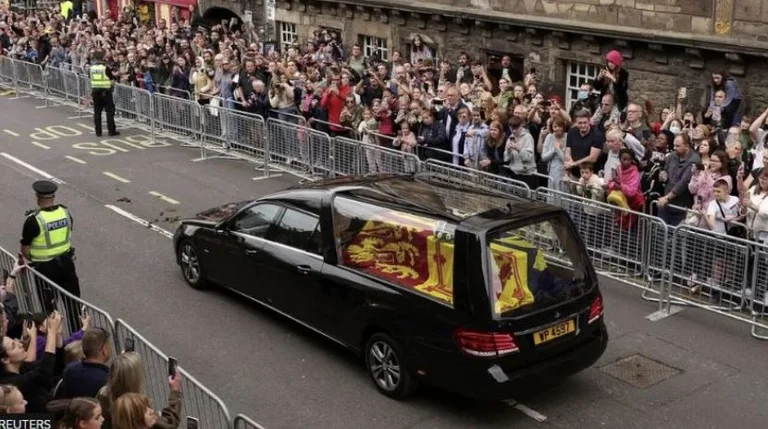 Queen Elizabeth's Sargin kommt nach einer sechsstündigen Reise von Balmoral in Edinburgh an