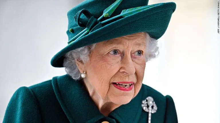La bara della regina Elisabetta mandata ad Edimburgo