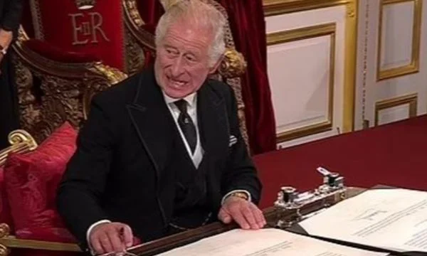 He was signing the papers, King Charles III became frustrated with staff (VIDEO)