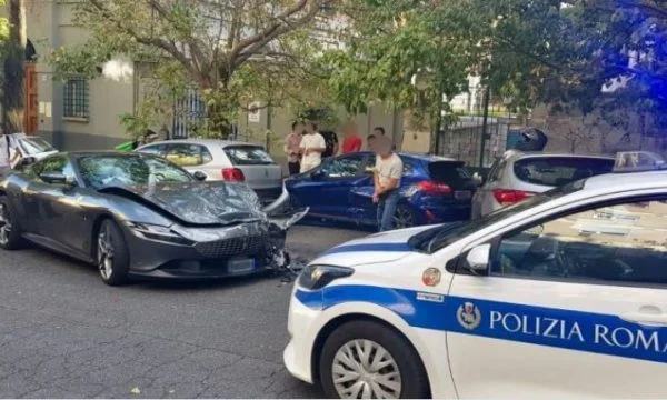Albanés causa miles de euros de accidente, golpes Ferrari 4 otros coches