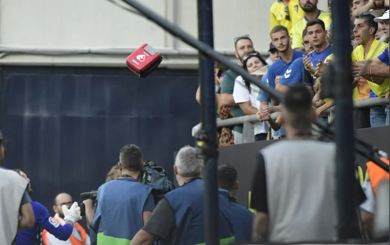 Cortar el juego de la barcelona de Cádiz debido a la salud de un fan