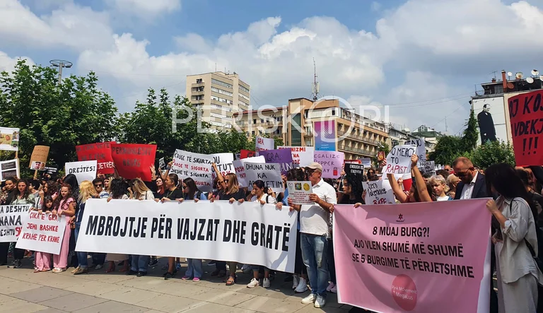 Il caso di 11 anni continua oggi le proteste alle 12: 00.