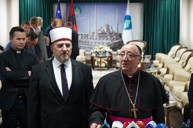 Il clero religioso si unisce, vai all'Aia per visitare gli ex leader KLA