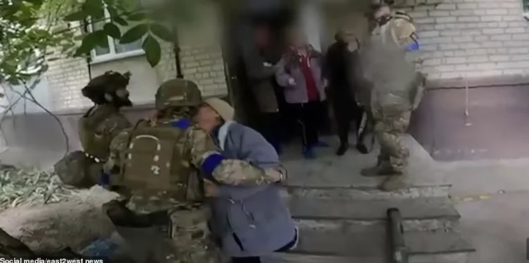 Les habitants de Teared embrassent les soldats ukrainiens après la libération de la ville