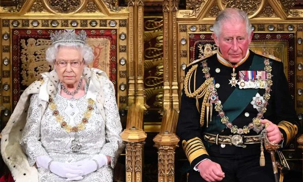 Passando dalla regina al re, cosa succede dopo che il principe Carlo prende il trono?