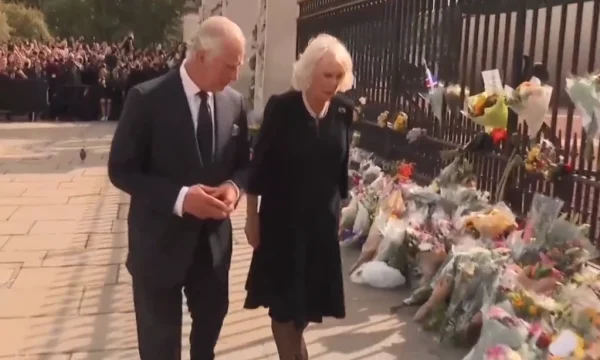 King Charles III arriva a Buckingham Palace a Londra