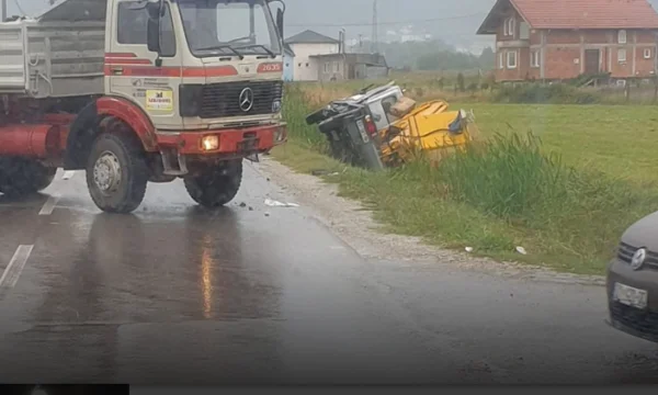 Unfall in Prizren, zwei Lkw stürzt zusammen