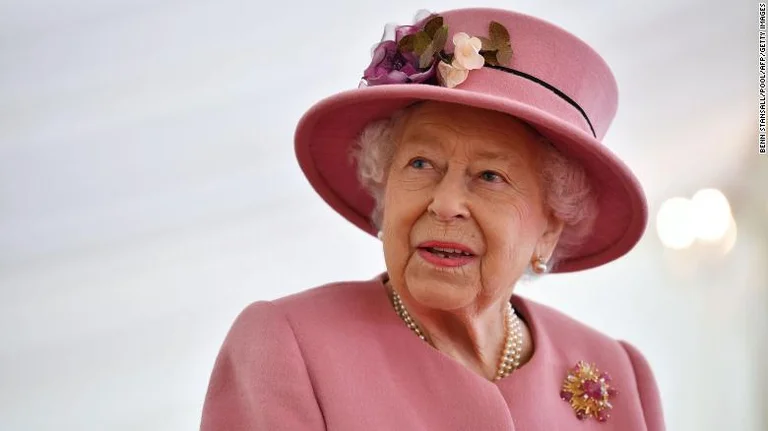 La regina Elisabetta II muore all'età di 96 anni