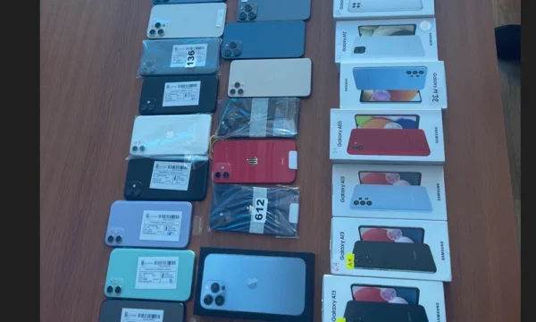 Zoll findet fast 40 Telefone, die in ein Shopmöbel geschmuggelt wurden