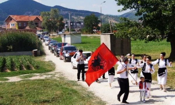 Gruaja nga Prishtina shkrep katër plumba në një aheng, i konfiskohet arma