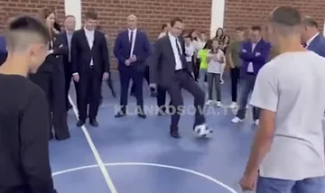 Después de la valentía del trueno, escucha la alegría de los militantes del primer ministro cuando toca la pelota con el pie (Vídeo)