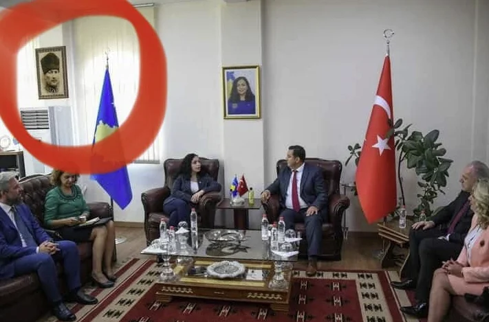 Ein institutioneller Horror: Matoshi reagiert scharf auf das Istanbul Foto nach Präsident