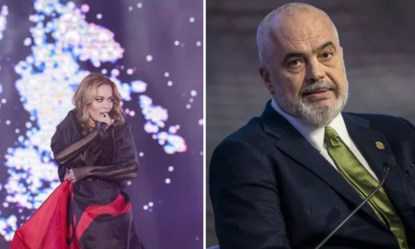 Strom Tirana mit albanischer Flagge, Rama dank Rita Ora, entdeckt, wie sie es nennt